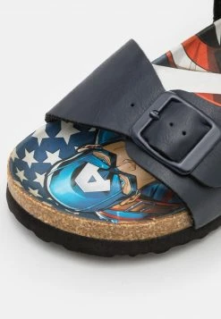 Friboo MARVEL CAPTAIN AMERICA STRAPPY SANDALS UNISEX - Riemensandalette - Dark Blue 13 Friboo MARVEL CAPTAIN AMERICA STRAPPY SANDALS UNISEX - Riemensandalette - Dark Blue -FRIBOO Geschäft 55bcd8890f234005b2517a0323997d72