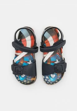 Friboo MARVEL CAPTAIN AMERICA STRAPPY SANDALS UNISEX - Riemensandalette - Dark Blue 11 Friboo MARVEL CAPTAIN AMERICA STRAPPY SANDALS UNISEX - Riemensandalette - Dark Blue -FRIBOO Geschäft b046cd78c0434d58a3b89d7fef38823f